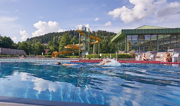 Freibad mit Rutschen im Bayerwald
